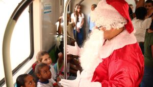 Papai Noel vem de Metrô: campanha alegra crianças e proporciona viagem em trem do Recife