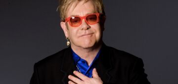 Astro do pop Elton John completa 75 anos