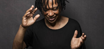 Djavan fala do casamento de 28 anos e relembra período solteiro: "Achei que fosse sair matando"