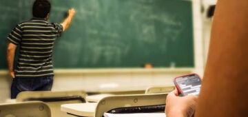 Proibição de celular nas escolas: relator muda texto e autoriza crianças a levar aparelho na mochila