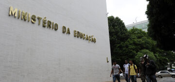 Gasto federal em educação cai desde 2016 e pressiona estados e municípios