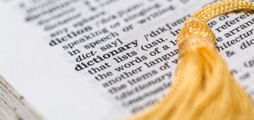 De "isca de raiva" a "parassocial", dicionários elegem as palavras do ano em 2025; veja lista