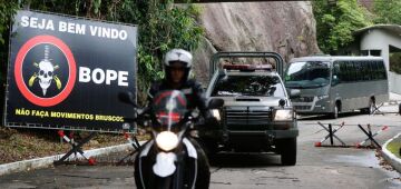 Criminosos sequestram 9 ônibus para fechar rua durante operação no Rio