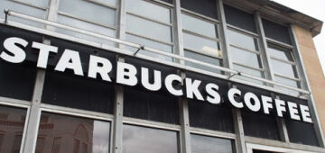 Milhares de baristas da Starbucks fazem greve para exigir direitos trabalhistas