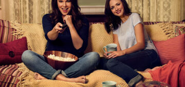 Lauren Graham e Alexis Bledel se encontram no palco do Emmy para apresentar categoria