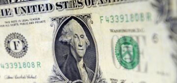 Dólar perde força com Fed e tarifas no radar, após ajuste de alta na abertura