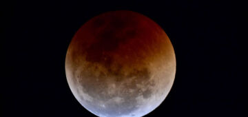 Eclipse lunar total mais longo do ano ocorre neste fim de semana; saiba como ver