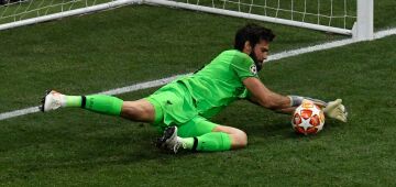 Alisson desfalca Liverpool na Copa da Liga Inglesa e pode ficar fora da lista de Dorival