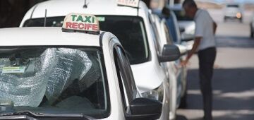 Táxis do Recife passam a cobrar bandeira 2 desta terça-feira (2) até 2 de janeiro