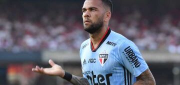 Daniel Alves cita pior momento da carreira e sonha em se aposentar no Bahia