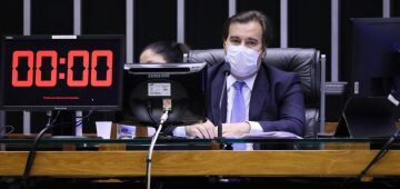 Maia prioriza projeto de fake news em meio à ofensiva bolsonarista contra o texto