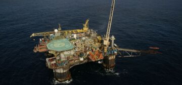 Gasolina adulterada importada pela Petrobras leva à suspensão de voos da aviação executiva