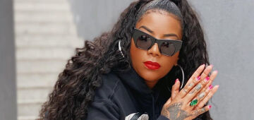 Ludmilla é internada após uma de suas próteses de silicone apresentar problema