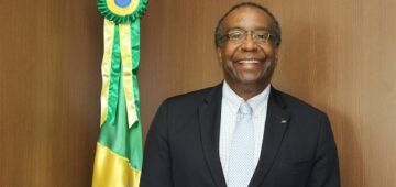 FGV muda o tom e diz que afirmou que Decotelli não era professor por 'rigor técnico'
