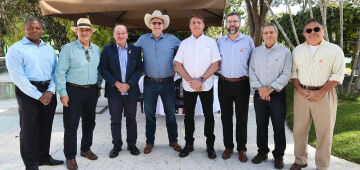 Sem máscara, Bolsonaro comemora independência dos EUA com embaixador