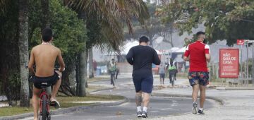 Áreas de lazer reabertas atraem milhares de cariocas em domingo de sol