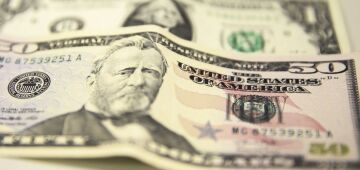 Dólar ultrapassa R$ 5,70, mas desacelera após intervenção do BC