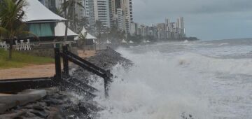 Marinha emite alerta de ressaca para o Litoral de Pernambuco; ondas podem ter até 2,5 metros