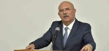 Para forçar volta à escola, MEC resiste em homologar permissão de aula remota até fim de 2021