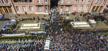 Herdeiros de Maradona conseguem exumação do corpo e têm planos para memorial 'no coração da capital'