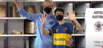 Covas vota acompanhado do filho e Boulos fica isolado em casa