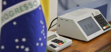 Após ataques de Bolsonaro, ex-presidentes do TSE desde 1988 defendem voto eletrônico