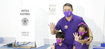 Francisco Padilha vota com família e depois percorre bairros de Paulista