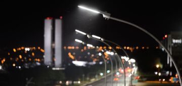 Aumenta fatia de habitantes em vias com iluminação pública e pavimentadas, afirma IBGE