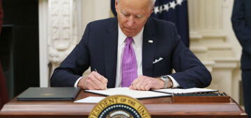 Biden derruba proibição de Trump para que transsexuais sirvam nas Forças Armadas