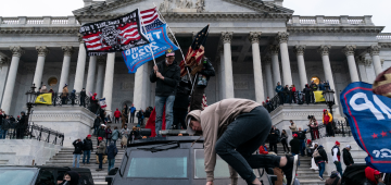 'Patriotas' e 'presos políticos': acusados por invasão do Capitólio esperam perdão, dito por Trump