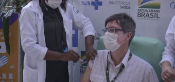 Médicos são os primeiros vacinados com a dose de Oxford no Brasil