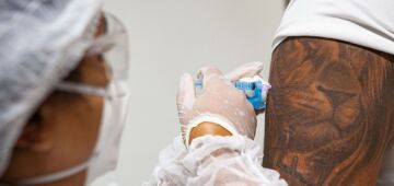 Primeiras doses da vacina AstraZeneca/Oxford chegam a Pernambuco neste domingo