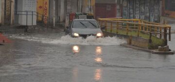 Saiba como enfrentar os dias de alagamento sem danificar o veículo