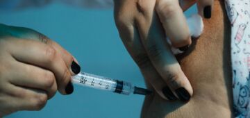 Servidor público toma vacinas de fabricantes diferentes na Grande SP