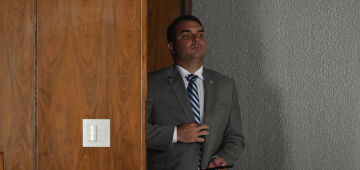 Imóvel que Flávio Bolsonaro diz ter vendido para comprar mansão sofreu cobrança de 'lei do puxadinho