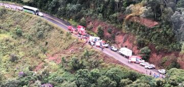 Ônibus cai em ribanceira e deixa pelo menos dois mortos em Ouro Preto (MG)