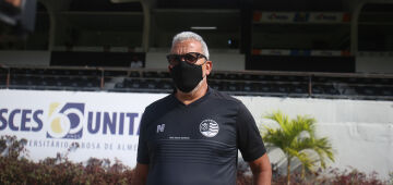 'Pior campo do futebol brasileiro', diz Hélio sobre o gramado do Lacerdão