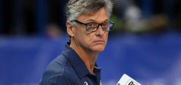 Técnico da seleção masculina de vôlei, Renan Dal Zotto, é internado no Rio com Covid-19