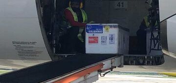 Pernambuco recebeu, nesta sexta, remessa com 142 mil doses de vacinas contra Covid-19