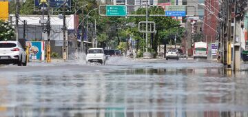 Recife amanhece com ruas alagadas, neste domingo (11), após chuva forte na madrugada
