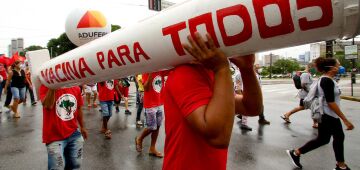 Mesmo com chuva, manifestantes se reúnem em protesto contra Bolsonaro no Recife
