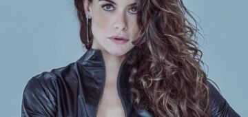 Alinne Moraes ousa e publica foto com seios à mostra