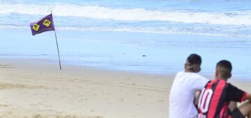 Após dois incidentes com tubarão em 15 dias, trecho de praia em Piedade é interditado para banho