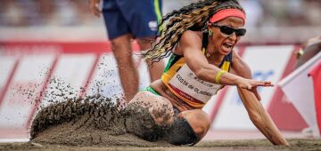 Silvânia Costa é bicampeã paralímpica no salto em distância T11