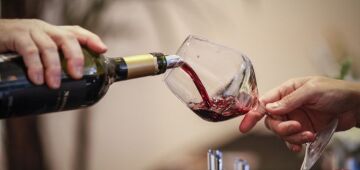 Por que o vinho tinto causa dores de cabeça? Pesquisa revela um composto encontrado na casca da uva