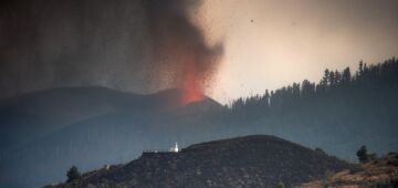 Lava do vulcão nas Ilhas Canárias desce lentamente para o mar