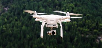 Italiano atira em colegas de cela com arma enviada por drone