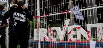 Manifestantes jogam tinta vermelha em fachada da Prevent Senior