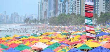 Mesmo com tempo nublado e ondas mais fortes, domingo é de praias lotadas no Recife