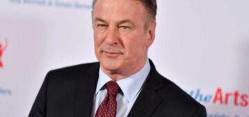 Alec Baldwin nega ter atirado na diretora assassinada